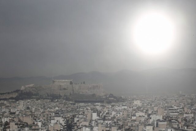Τοπικές βροχές και μεταφορά σκόνης την Κυριακή