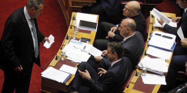 Όταν ο Καμμένος πλησίασε το έδρανο του Μητσοτάκη