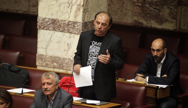 Με μπλουζάκι Joy Division στη Βουλή ο Καραγιαννίδης του ΣΥΡΙΖΑ