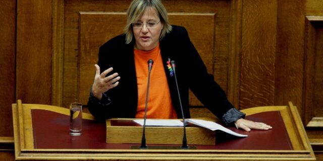 Παραίτηση της Κατριβάνου περιμένει η Κουμουνδούρου