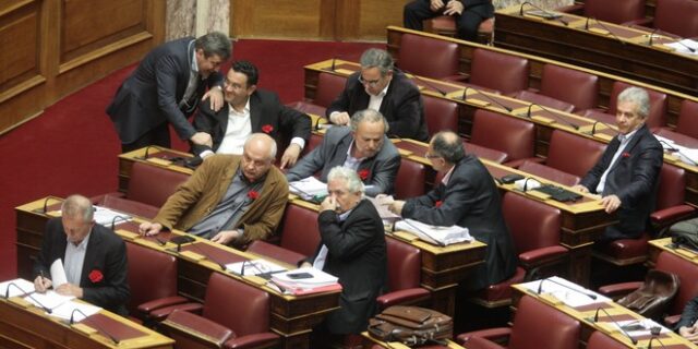 Με κόκκινο γαρύφαλλο στο πέτο οι βουλευτές του ΚΚΕ στη Βουλή