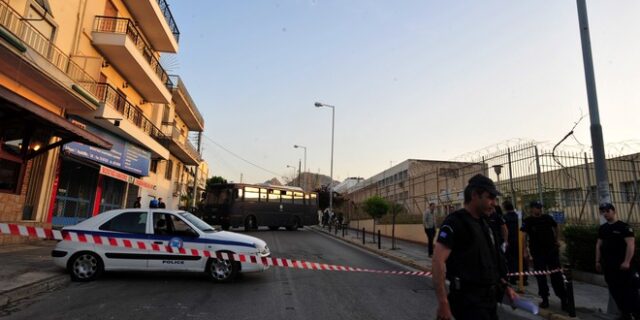 ‘Την επόμενη φορά θα είναι μαχαιριές’-Εμπρηστική επίθεση στο σπίτι σωφρονιστικού