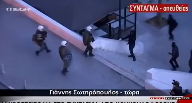 Το ‘περίεργο’ βίντεο με τους κουκουλοφόρους και τα ΜΑΤ