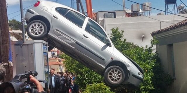 Αυτοκίνητο μπήκε σε αυλή σπιτιού στη Λέσβο