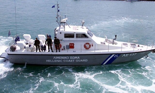 Στο λιμάνι της Κύθνου οδηγείται βάρκα με περίπου 40 μετανάστες