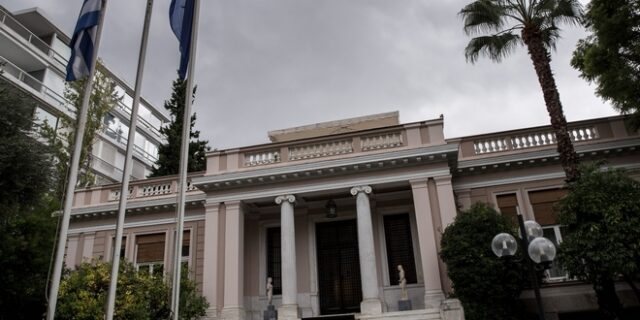 Το Μαξίμου υπερασπίζεται ασφαλιστικό – φορολογικό