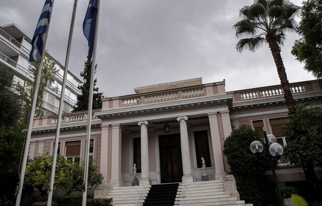 Το Μαξίμου υπερασπίζεται ασφαλιστικό – φορολογικό