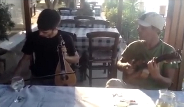 Ο Manu Chao πήγε στην Κρήτη και τζαμάρει μαντινάδες