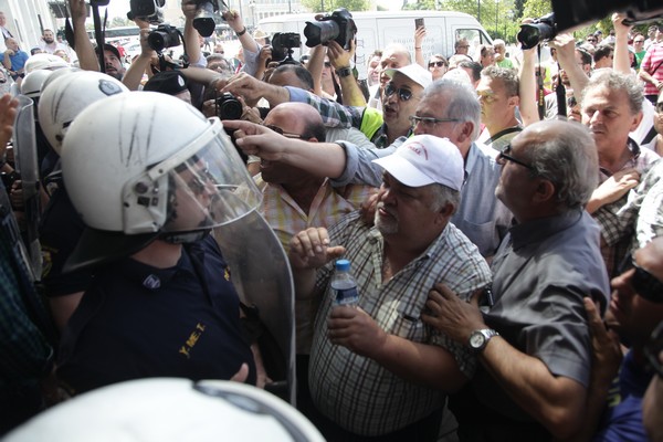 Επεισόδια στη συγκέντρωση λιμενεργατών. Λιποθύμησε ο πρόεδρος της ΟΜΥΛΕ