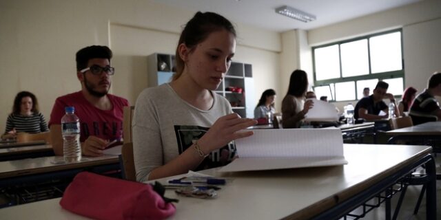 Πανελλήνιες 2016: Με Ιστορία και Φυσική συνεχίζονται σήμερα οι εξετάσεις