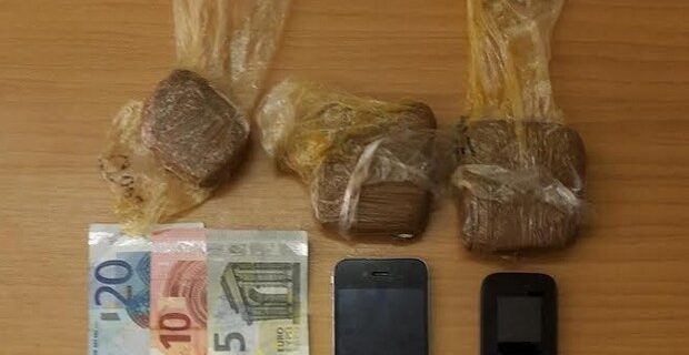 Σχεδόν μισόν κιλό κοκαΐνης μετέφερε στις τσέπες του