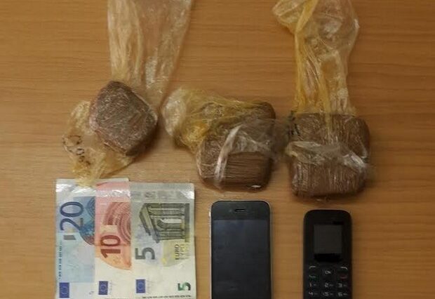 Σχεδόν μισόν κιλό κοκαΐνης μετέφερε στις τσέπες του