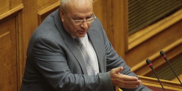 Βίντεο: Το ποίημα που αφιέρωσαν στον Κατρούγκαλο