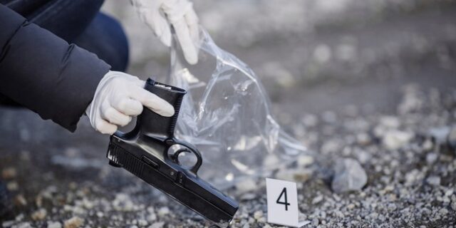 Άγνωστοι δράστες μπλόκαραν τον δρόμο σε νεαρό οδηγό και τον πυροβόλησαν