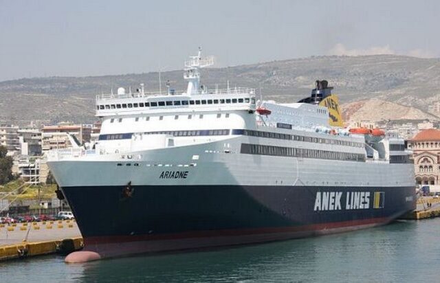 Πρόβλημα με το πλοίο Αριάδνη. Προσέκρουσε στον προβλήτα στον Πειραιά