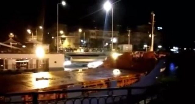 Βίντεο: Πρόσκρουση πλοίου στη γέφυρα του Ευρίπου