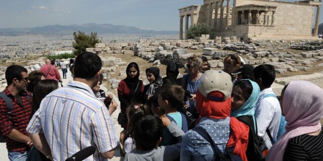 Εκατό πρόσφυγες υποδέχτηκε στην Ακρόπολη ο Μπαλτάς
