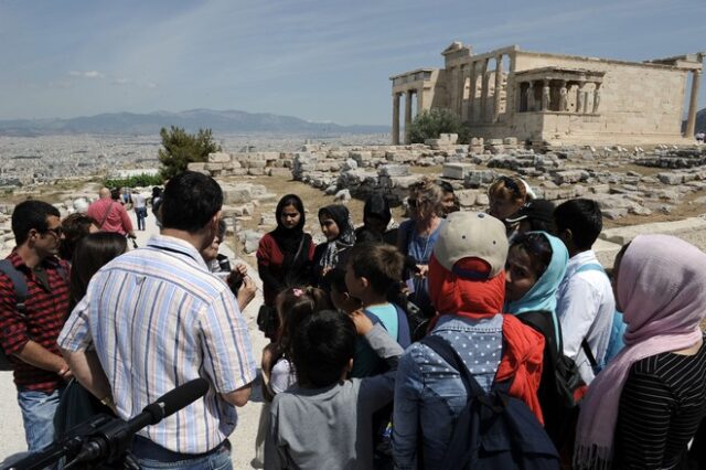 Εκατό πρόσφυγες υποδέχτηκε στην Ακρόπολη ο Μπαλτάς