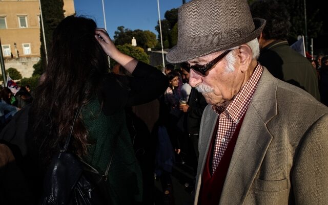 Στο ταμείο της εφορίας για πρώτη φορά 350.000 συνταξιούχοι