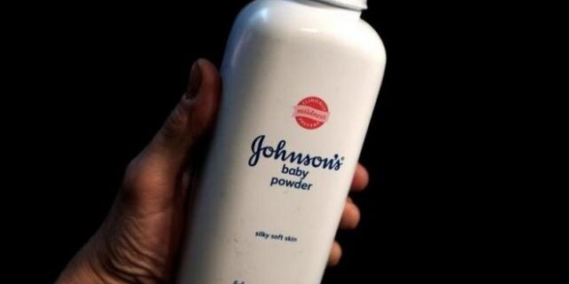Η Johnson & Johnson αποζημιώνει με 55 εκατ. δολάρια γυναίκα που υπέστη καρκίνο
