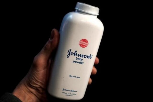 Η Johnson & Johnson αποζημιώνει με 55 εκατ. δολάρια γυναίκα που υπέστη καρκίνο