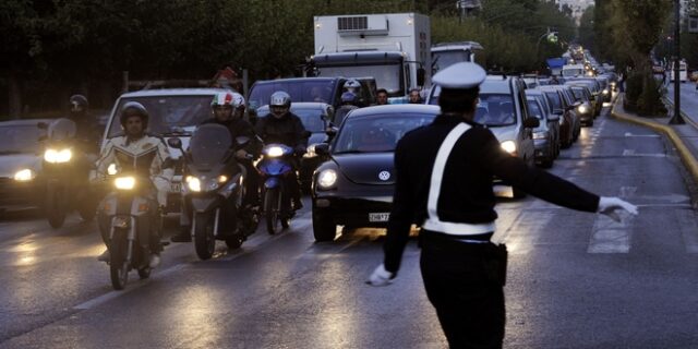 Τροχονόμος πυροβολήθηκε στο κεφάλι με το πιστόλι συναδέλφου του μέσα στην Τροχαία Αττικής