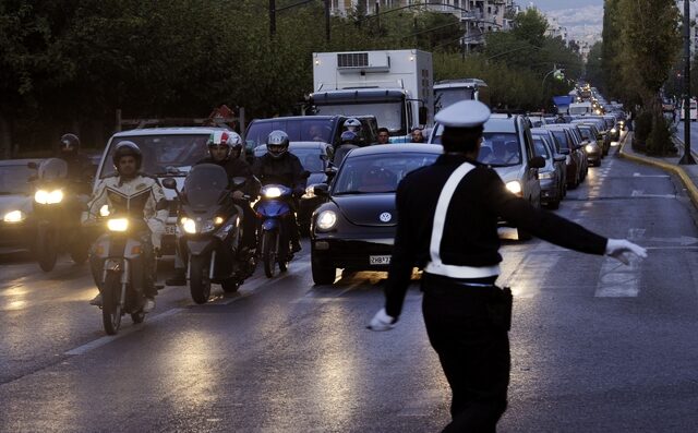 Τροχονόμος πυροβολήθηκε στο κεφάλι με το πιστόλι συναδέλφου του μέσα στην Τροχαία Αττικής