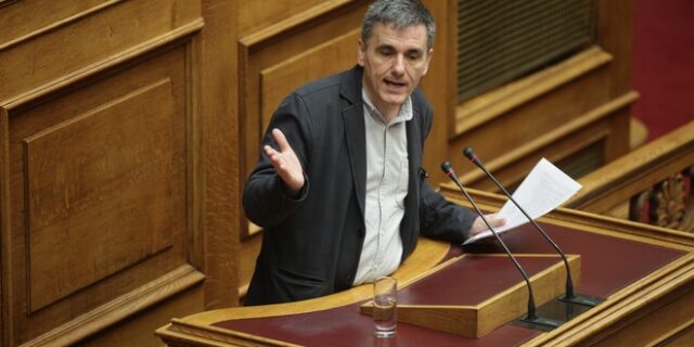 Ο Τσακαλώτος επιτίθεται στο ΠΑΣΟΚ και ο Άδωνις το υπερασπίζεται