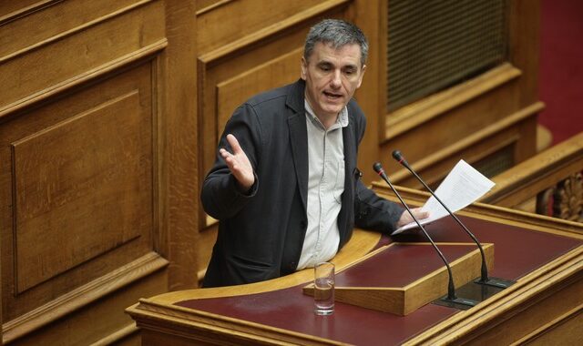 Ο Τσακαλώτος επιτίθεται στο ΠΑΣΟΚ και ο Άδωνις το υπερασπίζεται