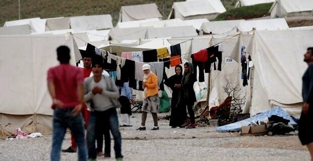 Σύρος πρόσφυγας παρέδωσε πορτοφόλι γεμάτο χρήματα και πιστωτικές