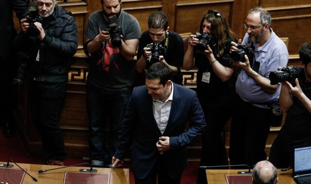 Ένταση μετά το τέλος της ομιλίας Τσίπρα στην ΚΟ