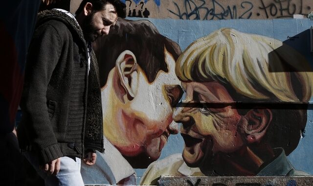 ΠΑΣΟΚ κάνει αντιπολίτευση εξ αριστερών: Τα έδωσαν όλα, χωρίς αυταπάτες