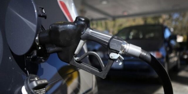 Αλεξιάδης: Εξετάζεται επιπλέον φόρος στη βενζίνη για τα τέλη κυκλοφορίας