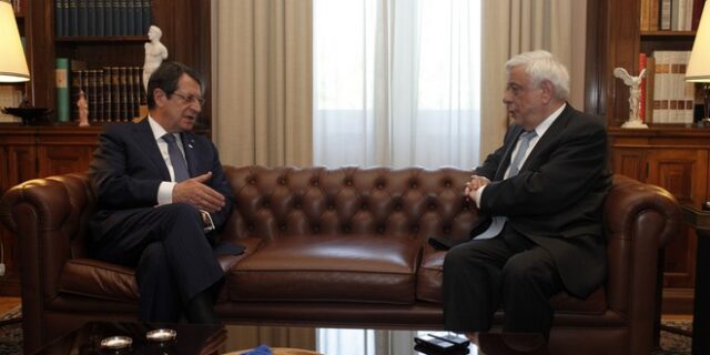 Συνάντηση Παυλόπουλου – Αναστασιάδη: Δεν νοούνται ούτε στρατεύματα κατοχής, ούτε εγγυήτριες δυνάμεις