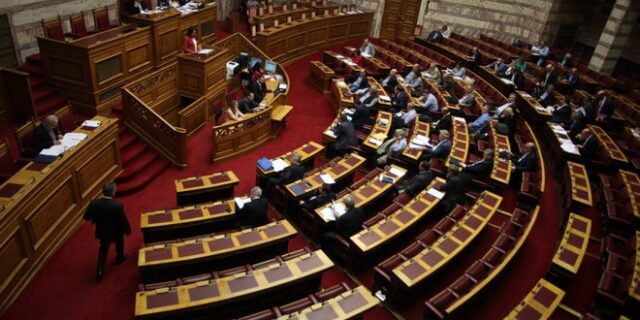 Βίντεο: Ποια βουλευτής πήρε φόρα και ανέβηκε στο προεδρείο