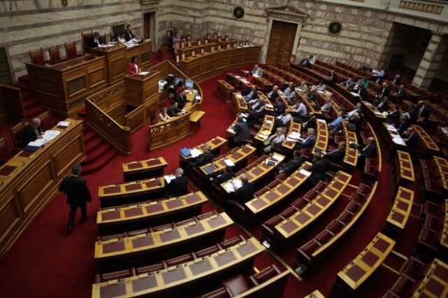 Βίντεο: Ποια βουλευτής πήρε φόρα και ανέβηκε στο προεδρείο