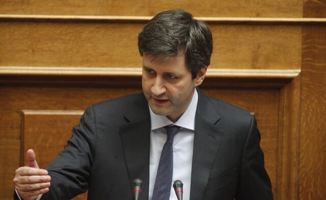 ‘Ιδιαίτερα ήπια’ για τον Χουλιαράκη η δημοσιονομική πολιτική