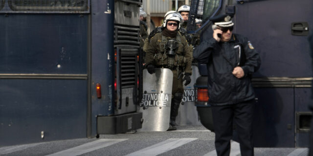 Μαζικά αιτήματα μεταθέσεων από 300 άντρες των ΜΑΤ. Κίνηση δυσαρέσκειας στο πρόσωπο του Τόσκα