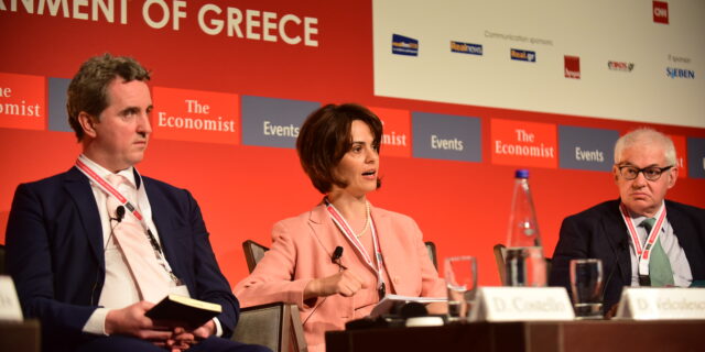 Κόντρες για χρέος και πρόγραμμα στον Economist