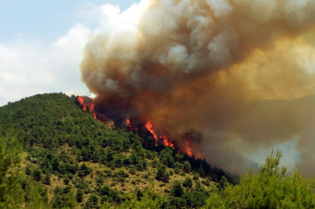 Ολονύχτιος πύρινος εφιάλτης στα Δερβενοχώρια