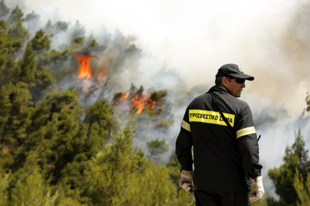 Όλη νύχτα θα καίει ανεξέλεγκτη η πυρκαγιά στα Δερβενοχώρια