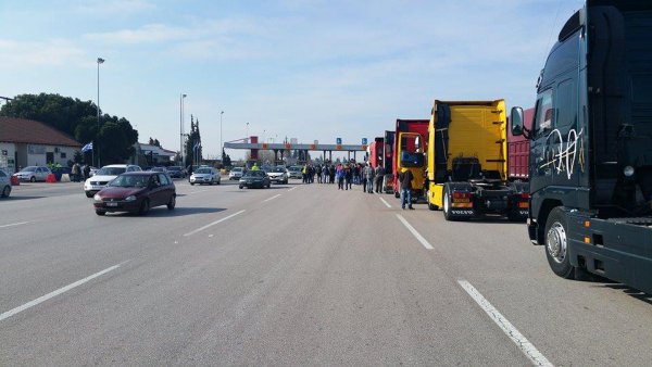 Τραγωδία στα Μάλγαρα: Κατέβηκαν να λύσουν τις διαφορές τους και τους χτύπησε νταλίκα