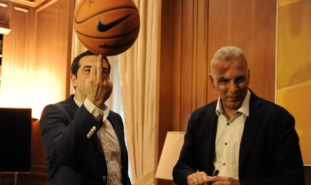 Ο Τσίπρας έπαιξε μπάσκετ με τον Γκάλη