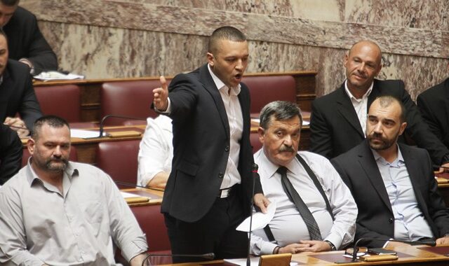 ‘Όχι’ από Κ. Τασούλα και Δ. Καμμένο στην άρση ασυλίας των χρυσαυγιτών