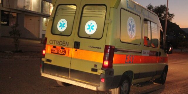 Μπροστά στα μάτια των δύο παιδιών του μαχαίρωσε τη γυναίκα του και μετά αυτοκτόνησε