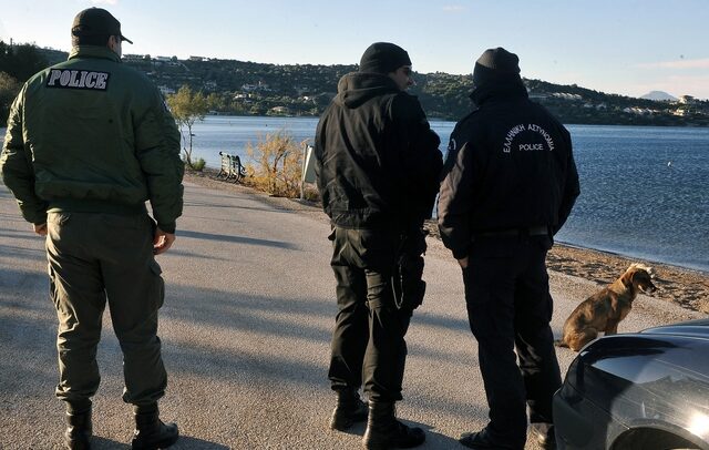 Αναγνωρίστηκε το θύμα της αγρίας δολοφονίας στα Λιμανάκια. Πρόκειται για 50χρονο από τον Πειραιά