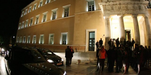 Βούτσης: 60 υπάλληλοι υπηρετούσαν στο γκαράζ της Βουλής