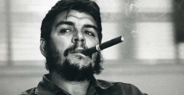 Μηχανή του Χρόνου: Τσε Γκεβάρα, ο ‘ασυνήθιστος’ υπουργός που έπαιρνε λεωφορείο και μάζευε ζαχαροκάλαμο