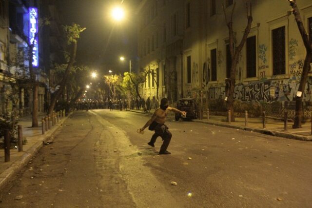 Έφοδος αντιεξουσιαστών με βαριοπούλες σε υποκατάστημα των ΕΛ.ΤΑ. στα Εξάρχεια