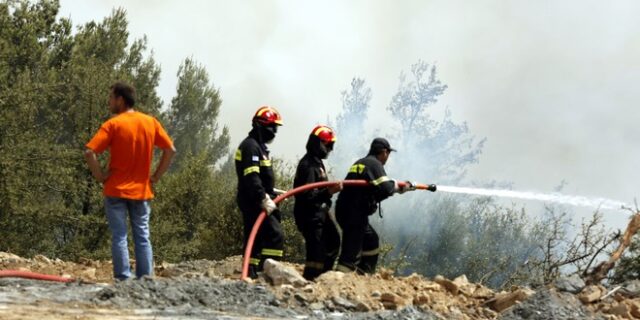 Για τρίτη ημέρα η μάχη με τις φλόγες στα Δερβενοχώρια
